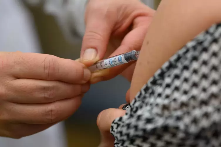 Inzwischen ist der saisonale Impfstoff gegen das Grippevirus verfügbar. Frankenthaler Apotheken haben das Serum nach eigenen Ang