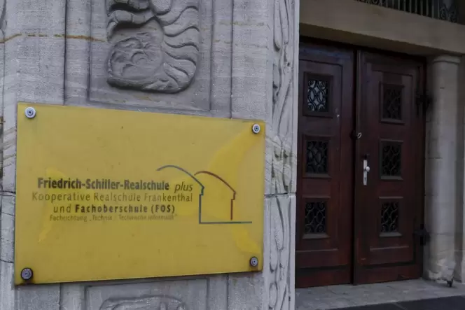 Deutlich weniger Plätze als Anmeldungen: Die Friedrich-Schiller-Realschule plus platzt aus allen Nähten.