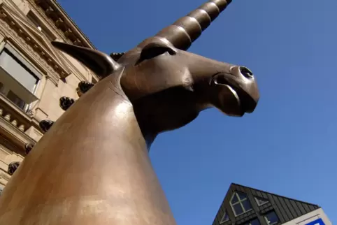 Einhorn-Statue als Kunstwerk: Zentrale der Vereinigten VR Bank in der Bahnhofstraße in Speyer. Einhorn-Statue als Kunstwerk: Zentrale der Vereinigten VR Bank in der Bahnhofstraße in Speyer.