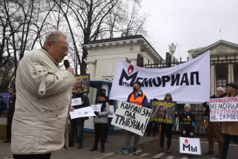 Auch vor der russischen Botschaft in Warschau wurde gegen das drohende Verbot von Memorial demonstriert.