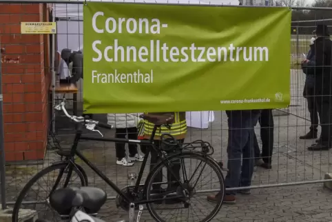 Zeitweise bilden sich lange Schlangen auf dem Festplatz, weil die Nachfrage nach den Tests groß ist. 