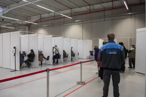 Der Andrang am Tag der Wiedereröffnung des Impfzentrums in der Mobilstraße ist groß. 