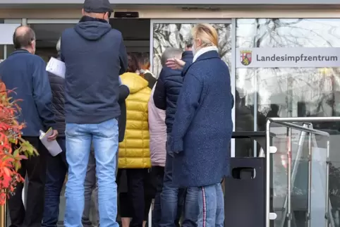 Später Vormittag am Landesimpfzentrum: Etliche Impfwillige stehen viel zu früh vor der Tür. 