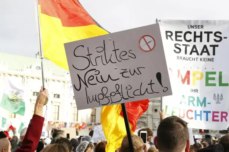 Eine Demonstration gegen die Coronavirus-Beschr&auml;nkungen &Ouml;sterreichs in Wien am 20. November. Dort wird es eine Impfpflicht geben