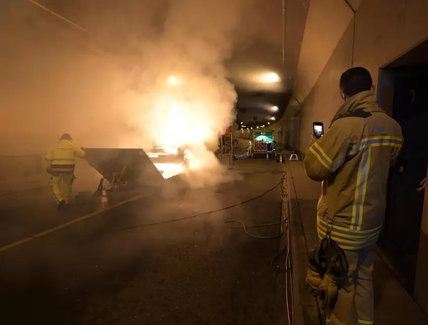 Rauchtests und eine Feuerwehrübung im Mannheimer Fahrlachtunnel.