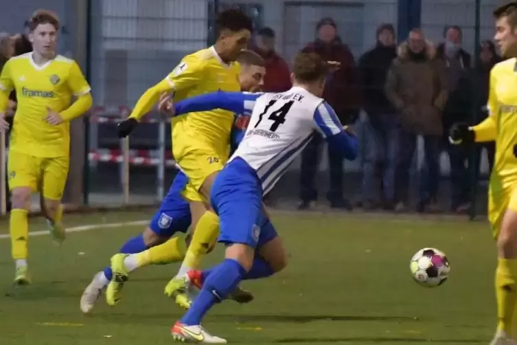 Stückwerk: Leon Ampadu (gelbes Trikot, Mitte) kriegt den Ball nicht unter Kontrolle. Links Mike Scharwath, rechts Christopher Lu