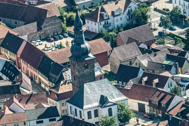 Die Göllheimer Ortsmitte mit der protestantischen Kirche, aus der Luft fotografiert. 