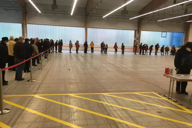 In der Halle bildete sich eine lange Schlange.