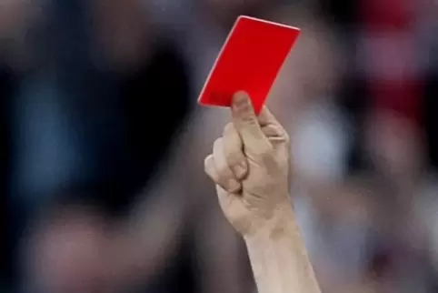 Zückt der Schiedsrichter die Rote Karte, hagelt es Kritik. Zieht er sie nicht, wird er ebenfalls kritisiert.