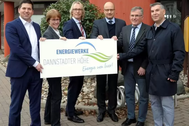 Partner im Stromvertrieb (von links): EDH-Geschäftsführer Sebastian Körner, Sabine Dromnitzki, Bürgermeister Stefan Veth, Thüga-