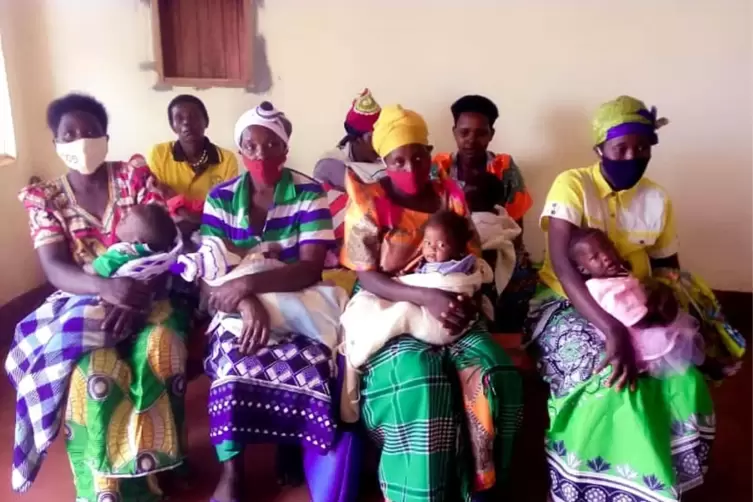 M&uuml;tter kommen mit ihren Kindern zur Krankenstation, die der Verein LuMa-Ugandahilfe aufgebaut hat.