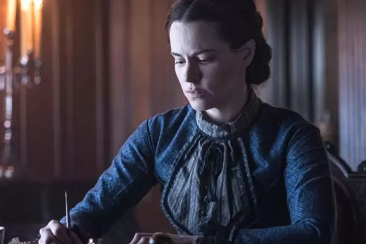 Gouvernante bei den Boones: Rebecca Morgan (Emily Hampshire).