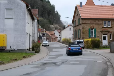 Im Mai oder Juni 2022 soll die Fahrbahndecke der Winterbacher Ortsdurchfahrt erneuert werden.