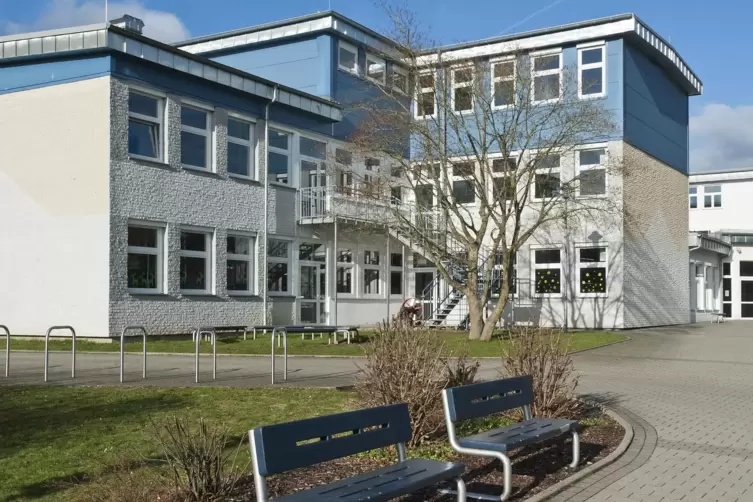 Die Realschule plus in Queidersbach gehört zu den sieben Schulen, die Lüftungsgeräte erhalten sollen. 