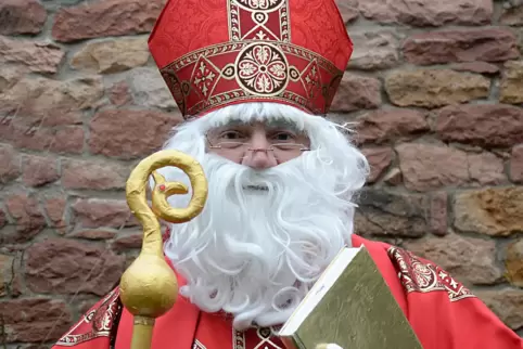 Nikolaus beschenkt die Kinder. In der Kirche wird er als Heiliger verehrt. Am zweiten Adventssonntag in Bellheim.