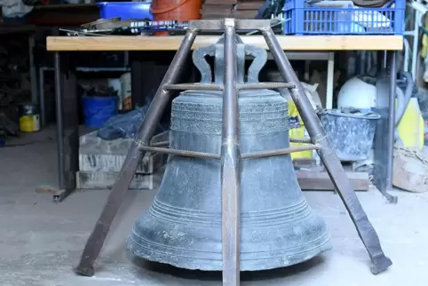 Die Glocke in ihrer neuen Aufhängung in der Werkstatt von Manuel Marhoffer in Dannenfels. 