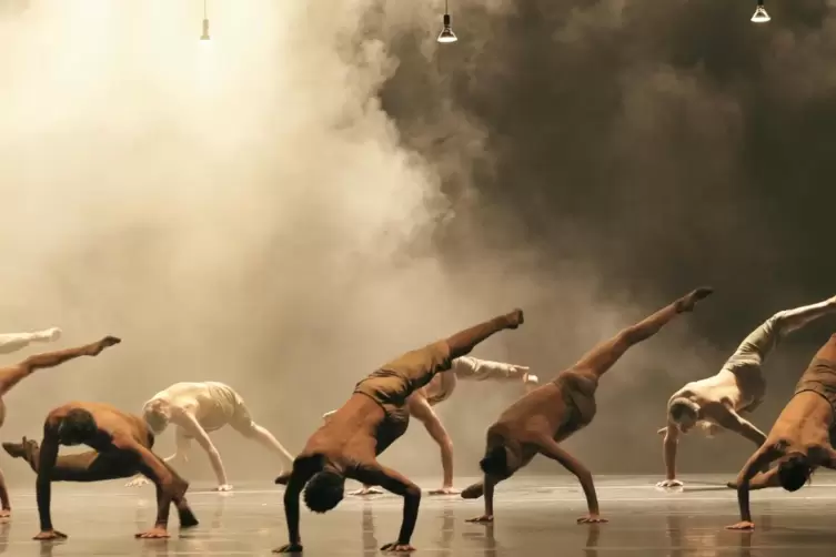 Sand und Staub und Energie: die São Paulo Dance Company mit dem Stück „Anthem“.