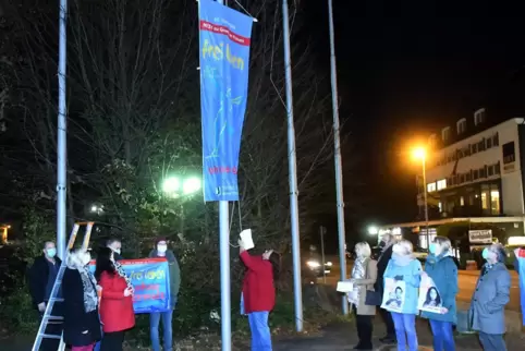 Seit Donnerstagabend weht vorm Kreishaus die Fahne von „Terre des femmes“. Seit Donnerstagabend weht vorm Kreishaus die Fahne von „Terre des femmes“.