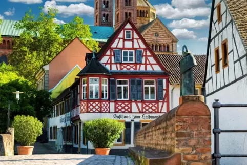 Bilderbuchmotiv: Sonnenbrücke vor dem Dom. Rechts die zu niedrige Mauer mit Nikolausstatue. Bilderbuchmotiv: Sonnenbrücke vor dem Dom. Rechts die zu niedrige Mauer mit Nikolausstatue.