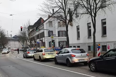 Rechts gesperrt, aber grün – geradeaus rot und der Verkehr staut sich: Die Ampel in der Bahnhofstraße bremst Autos trotz Sperrun