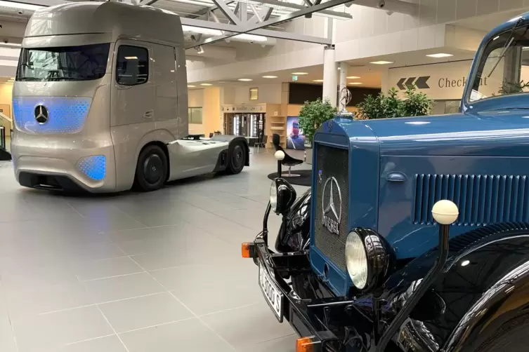 Welch Kontrast: Ein supermoderner aerodynamischer Daimler-Truck neben einem alten zerklüfteten Mercedes-Laster.