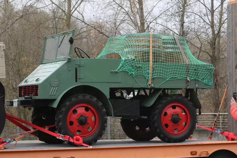 Legend&auml;r. Ein alter Unimog. 