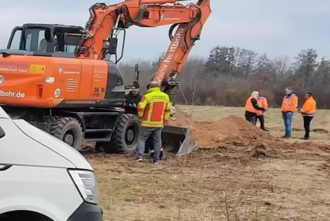 Vor der Entschärfung: Hinter diesem Bagger liegt die amerikanische Splitterbombe.