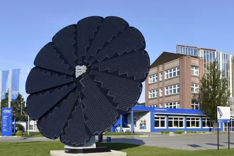 „Smartflower“: Sonennen die Stadtwerke das Modul vor ihrem Verwaltungsgebäude. „Smartflower“: Sonennen die Stadtwerke das Modul vor ihrem Verwaltungsgebäude.
