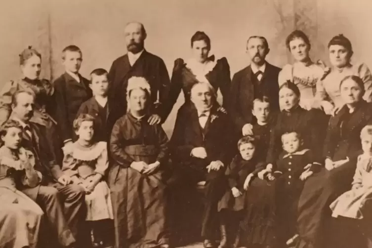Goldene Hochzeit von Ernst und Luise Huber im Jahr 1892 im Kreis ihrer Kinder und Enkel. Das Jubelpaar in der Mitte sitzend, dah