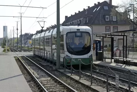 Das Dichterquartier in Süd umfasst auch Teile der Saarlandstraße, hier im Bild mit der Haltestelle Stifterstraße.