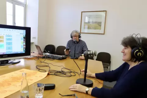 Jürgen Schaaf und Rita Rösch sprechen Beiträge ein. Am Sonntag startet das Adventsradio.