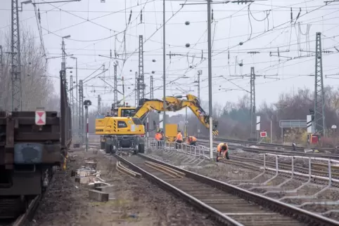 Arbeiten mit schwerem Gerät. Rund 270 Meter Schienen, 350 Schwellen und fünf Weichen müssen komplett instandgesetzt werden.