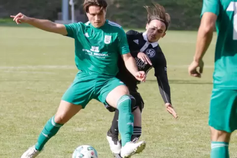 Marcel Dominik Weiß (rechts) und die SG Finkenbach/Mannweiler/Stahlberg haben sich für den Aufwand im Spitzenspiel gegen Dennis 