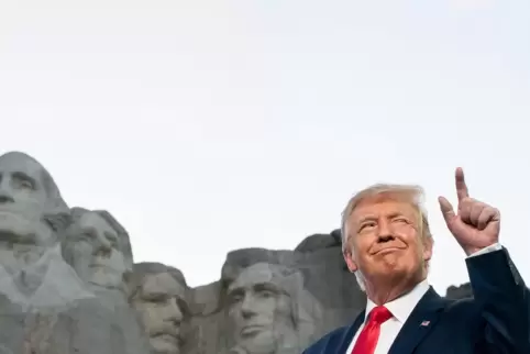 Donald Trump sieht sich gern in der Reihe der ganz Großen. Hier ein Foto von einer Rede am Mouns Rushmore im Juli 2020. – im HIn