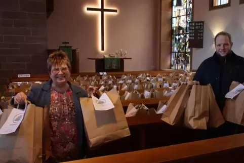 Marion Wagner und Aaron Dreißigacker mit all den gepackten Tüten in der protestantischen Kiche in Waldsee. 