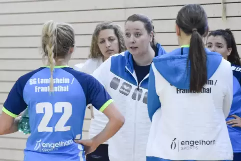 Nicht zu beneiden: Interimstrainerin Saskia Leßmann (Mitte). Links: Isabell Unterweger.