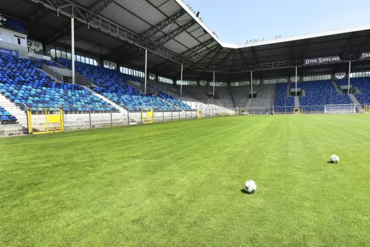 Schon 30 Jahre alt und sanierungsbedürftig: das Carl-Benz-Stadion in Mannheim-Neuostheim.