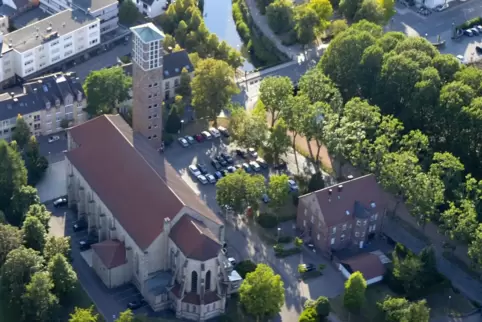 Der Kindergarten Heilig Kreuz (unterer Bildrand) bekommt einen Anbau zur Allee hin. 