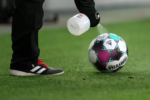 Desinfizierter Ball: Das Coronavirus schlägt eine breite Schneise in den Jugendspielplan.