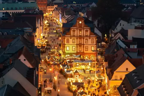 Neue Auflagen: Blick vom Dom auf den Weihnachtsmarkt-Bereich. Neue Auflagen: Blick vom Dom auf den Weihnachtsmarkt-Bereich.