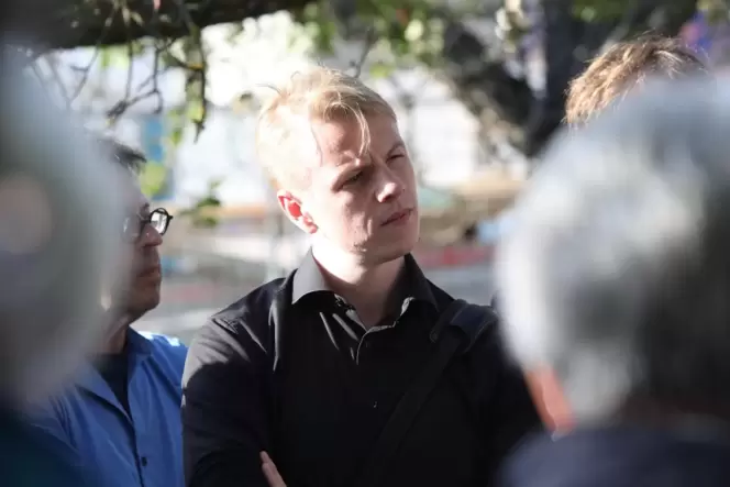 Lukas Hartmann hört bei einem Treffen mit Bürgern zu.