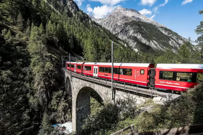 Das Schweizer Generalabonnement ist auch wegen des dichten Netzes beliebt (das Foto zeigt einen Zug der Rhätischen Bahn). Aber m