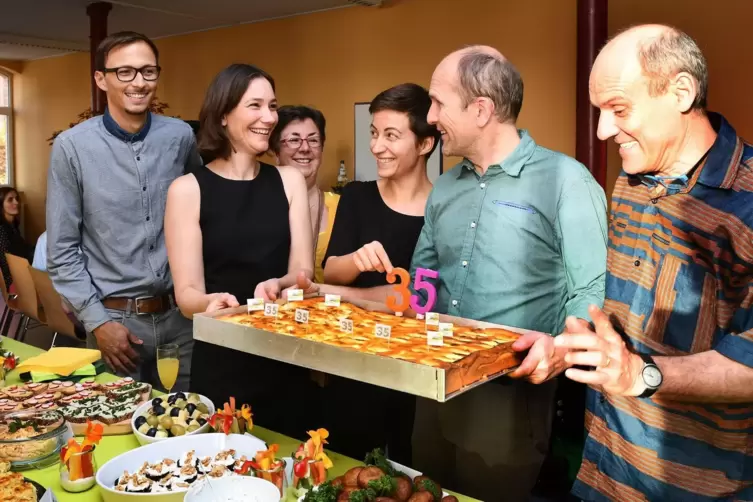 ... 2018: mit ihrem Beitrag zum Buffet bei einer Jubil&auml;umsfeier der Speyerer Gr&uuml;nen.