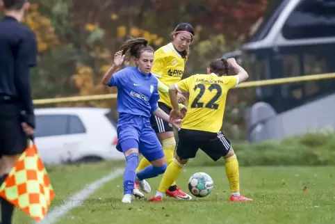Im Spiel gegen den 1. FC Saarbrücken; Johanna Braun vom SC Siegelbach (im blauen Trikot) gegen zwei FC-Spielerinnen. 