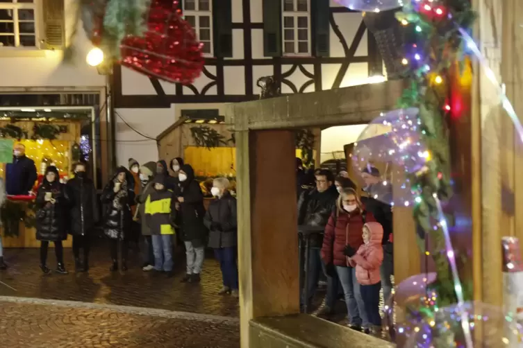 Obwohl nicht vorgeschrieben, haben am Freitag bei der Eröffnung des Rockenhausener Weihnachtsmarktes viele Besucher eine Maske g