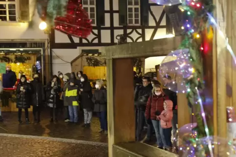 Obwohl nicht vorgeschrieben, haben am Freitag bei der Eröffnung des Rockenhausener Weihnachtsmarktes viele Besucher eine Maske g Obwohl nicht vorgeschrieben, haben am Freitag bei der Eröffnung des Rockenhausener Weihnachtsmarktes viele Besucher eine Maske g