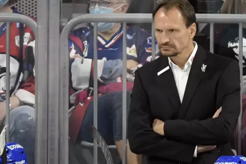 Nach Corona-Quarantäne wieder hinter der Bande: Adler-Cheftrainer Pavel Gross.