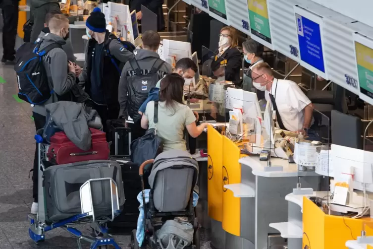 Blick in den Frankfurter Flughafen. Die verdächtige Infektion in Hessen wurde bei einem Reiserückkehrer aus Südafrika gefunden.