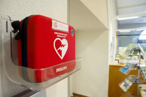 Ein Defibrillator im Erdgeschoss des Pirmasenser Rathauses.