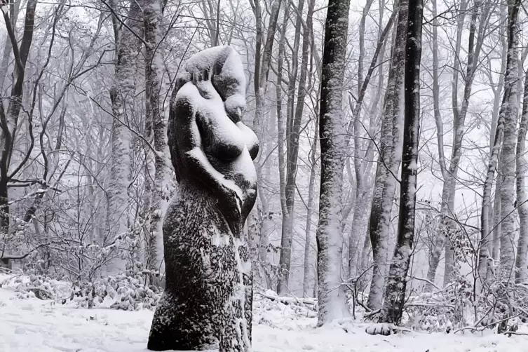 Epona, eingeschneit – die keltische Fruchtbarkeits- und Pferdegöttin auf dem Skulpturenweg am Donnersberg bekam in der Nacht von